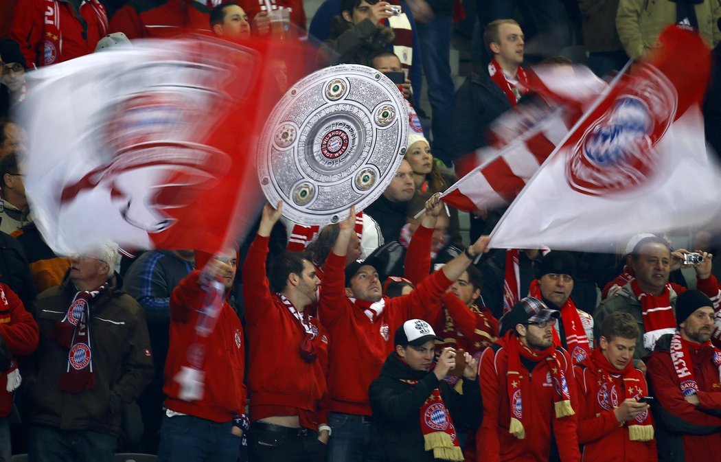 Titul je náš! Fanoušci Bayernu Mnichov vzali Berlín útokem, vedle šál a vlajek už nad hlavami mávali i replikami mistrovské trofeje