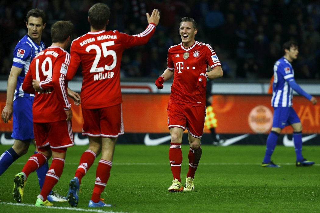 Z gólu Maria Götzeho na 2:0 se radoval i tahoun záložní řady Bayernu Bastian Schweinsteiger (uprostřed)