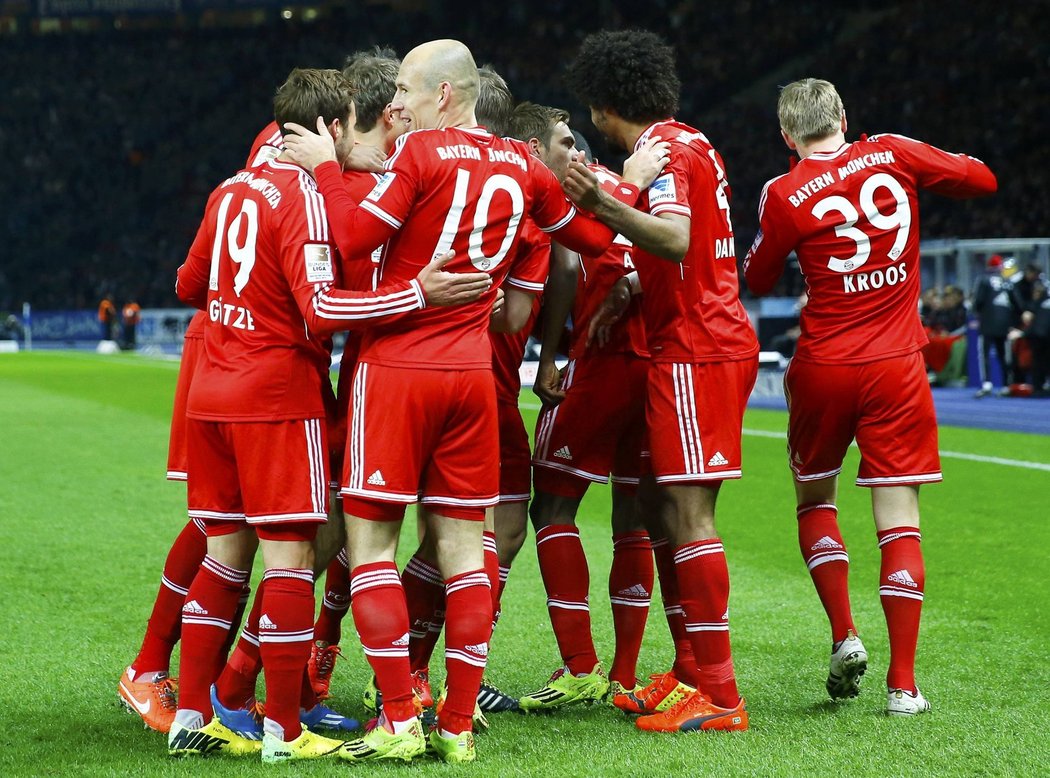 Fotbalisté Bayernu Mnichov slaví úvodní trefu na hřišti Herthy Berlín. Postaral se o ni Toni Kroos