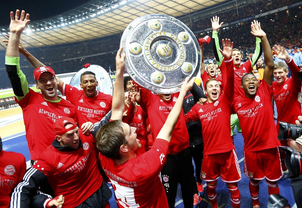 Takhle se slaví s falešnou trofejí. Na tu pravou si superrychlí mistři z Bayernu budou muset ještě sedm kol počkat