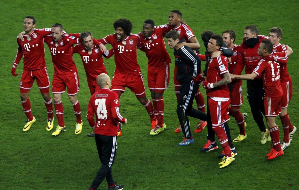 Radost fotbalistů Bayernu Mnichov po výhře nad Herthou Berlín. Ta jim přihrála titul mistrů bundesligy neuvěřitelných sedm kol před koncem soutěže