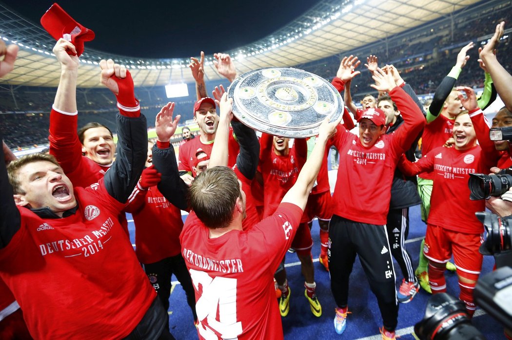 Fotbalisté Bayernu Mnichov slaví zisk 24. titulu fotbalových šampionů Německa