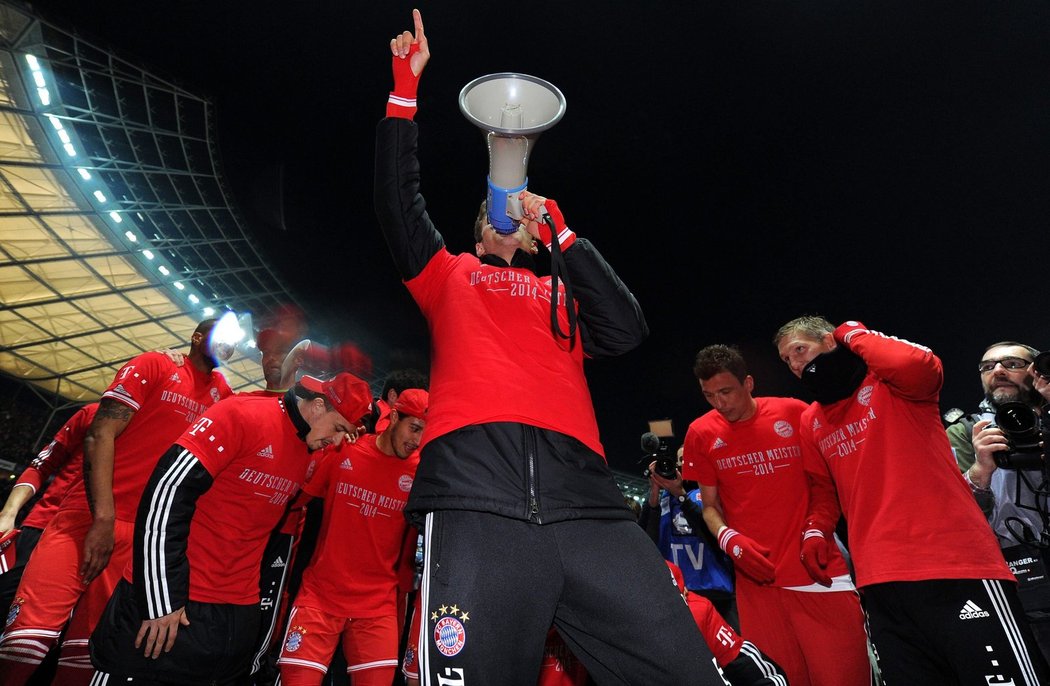 Oslavy fotbalistů Bayernu Mnichov po zisku 24. bundesligového titulu se neobešly bez vítězných pokřiků a popěvků