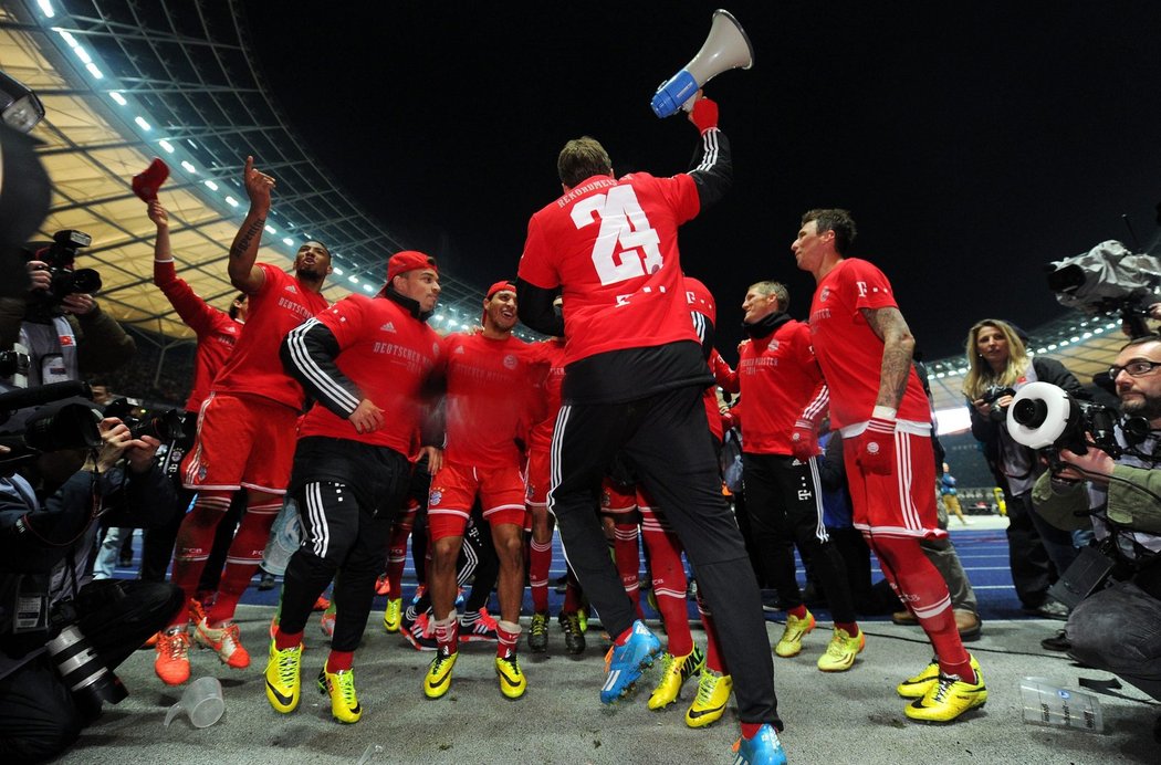 Vítězné tance fotbalistů Bayernu Mnichov. Právě vyhráli 24. titul a dokázali to v rekordně krátkém čase!