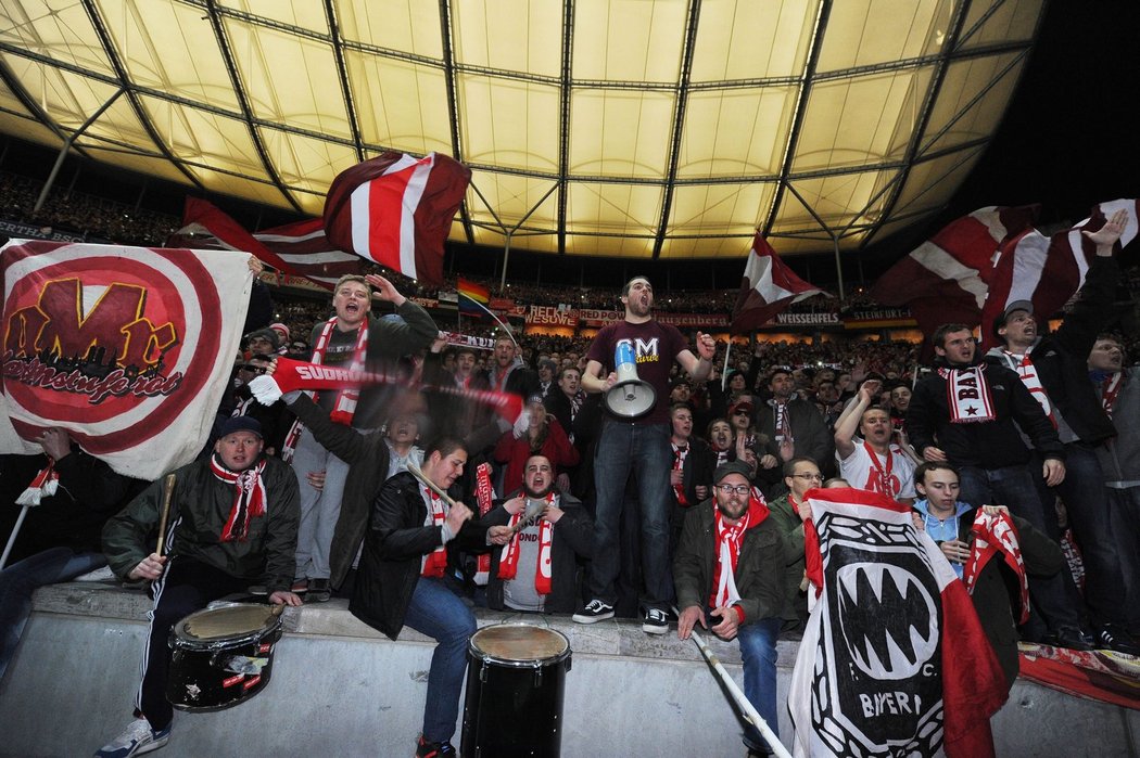 Za titulem hnala fotbalisty Bayernu v Berlíně i početná výprava bavorských fanoušků. A mohla se radovat, vždyť titul poputuje do Mnichova!