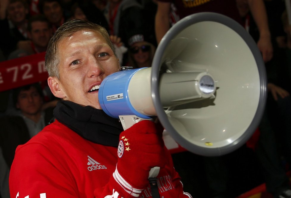 Bastian Schweinsteiger řídí oslavy hráčů i fanoušků Bayernu Mnichov. Bavorský velkoklub si výhrou v Berlíně zajistil titul!