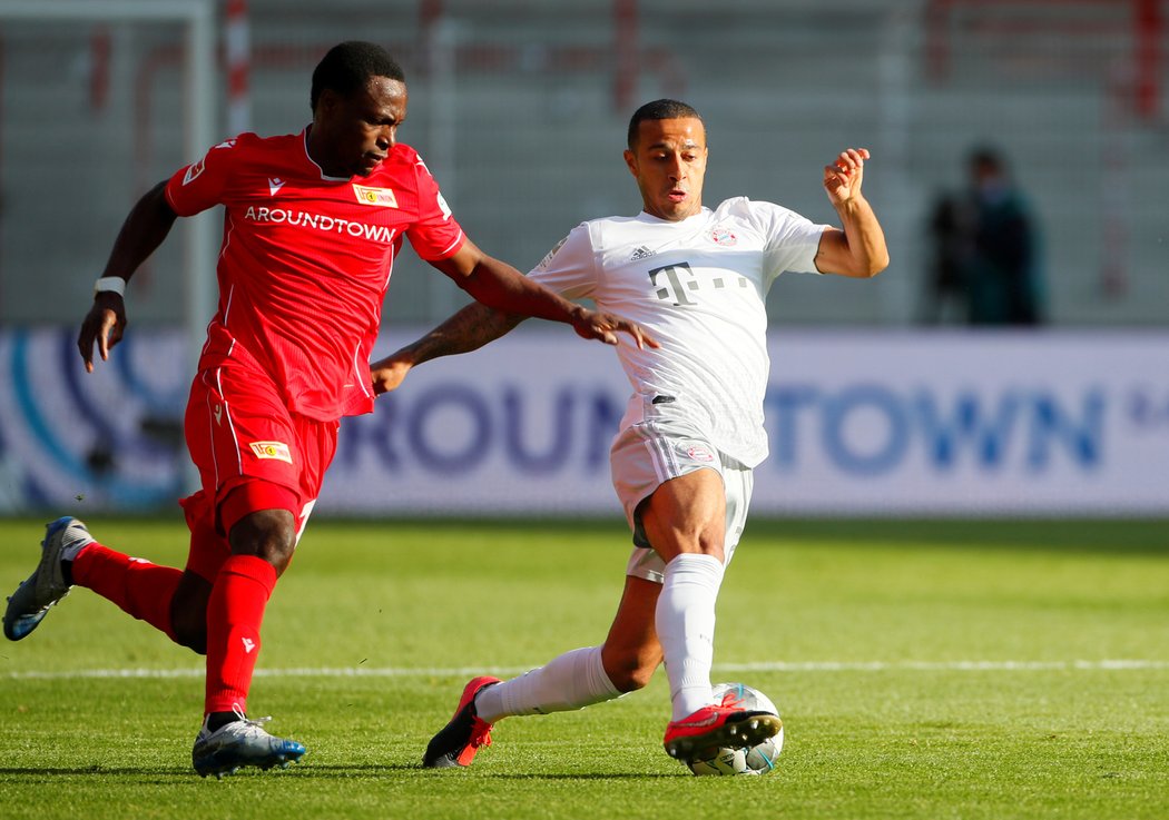 Thiago Alcantara a Anthony Ujah v boji o míč