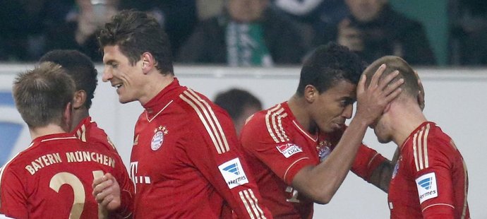 Fotbalisté Bayernu Mnichov se radují z gólu Arjena Robbena (vpravo) do sítě Wolfsburgu