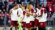 Fotbalisté Bayernu Mnichov se radují po výhře nad Augsburgem