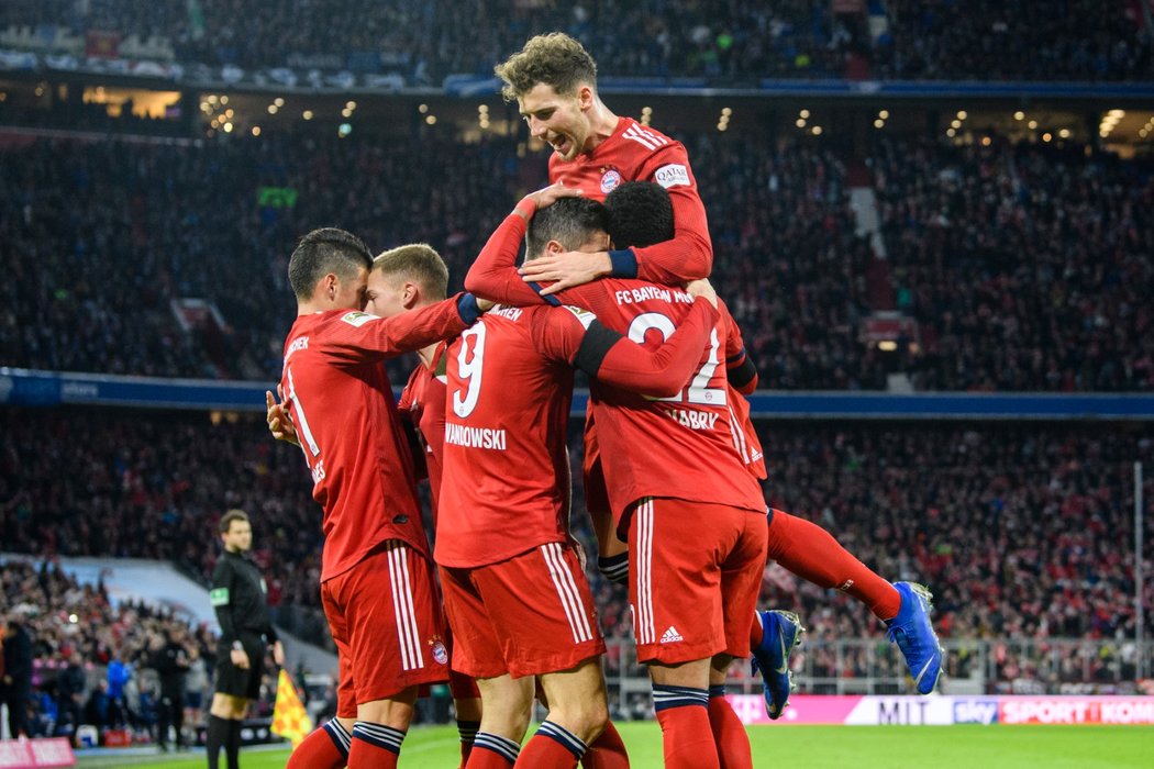 Fotbalisté Bayernu se radují z výhry nad Schalke 04