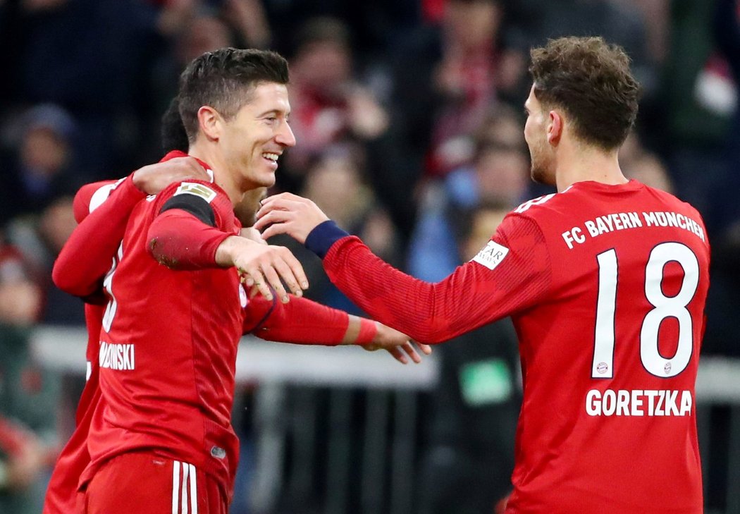 Hráči Bayernu se radují ze vstřelené branky