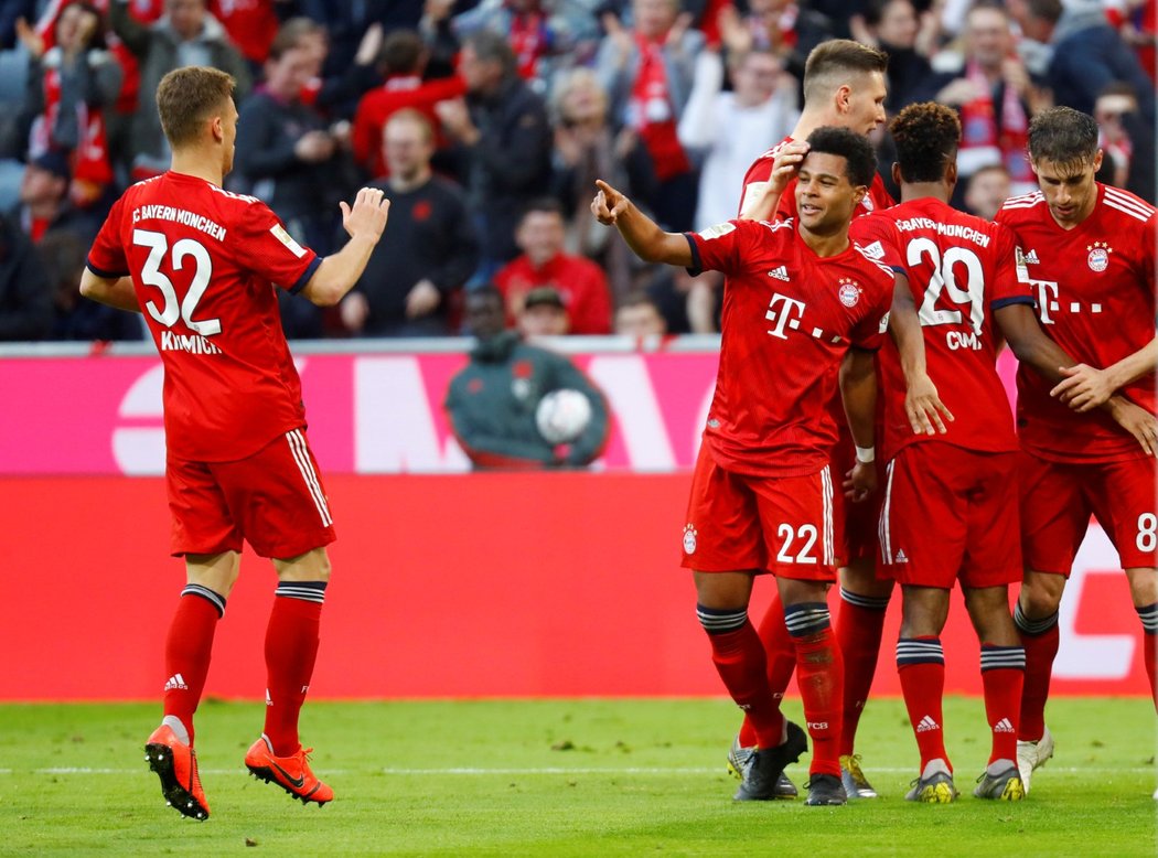 Fotbalisté Bayernu Mnichov slaví jednu z branek do sítě Dortmundu