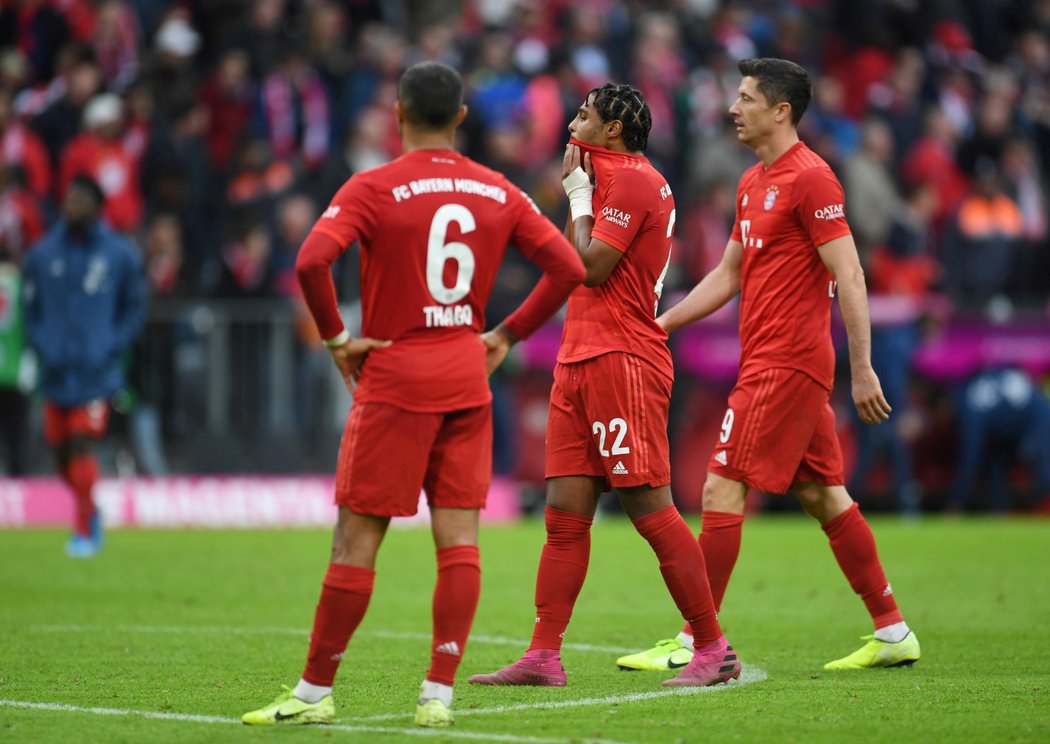 Zklamaní hráči Bayernu Mnichov po nečekané domácí porážce s Hoffenheimem