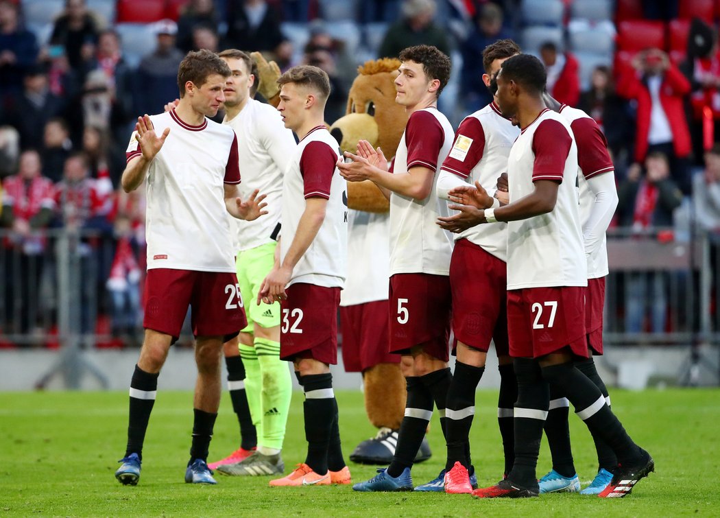 Fotbalisté Bayernu Mnichov se radují po výhře nad Augsburgem