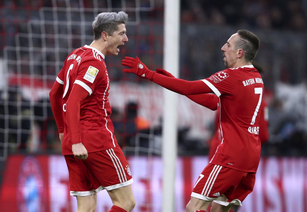 Franck Ribéry a Robert Lewandowski slaví branku druhého jmenovaného do sítě Kolína