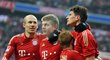 Fotbalisté Bayernu Mnichov slaví vstřelenou branku do sítě Wolfsburgu