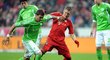 Hvězda Bayernu Schweinsteiger v zeleném obležení \"Vlků\"
