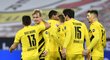 Fotbalisté Borussie Dortmund oslavují branku do sítě Leverkusenu