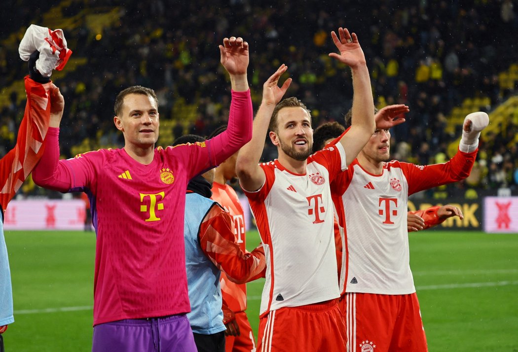 Manuel Neuer a Harry Kane slaví triumf Bayernu nad Borussií