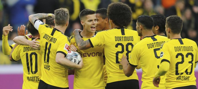 Fotbalisté Dortmundu se radují z gólu v německé lize