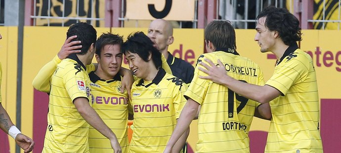 Dortmundský Mario Götze se raduje se spoluhráču z gólu proti Mohuči