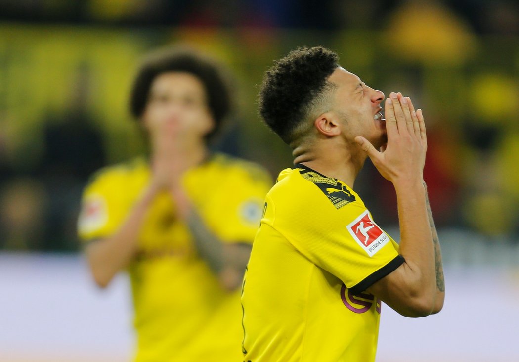 Křídelník Jadon Sancho se chytá za hlavu v duelu s Paderbornem