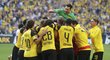 Fotbalisté Dortmundu se radují z vítězného gólu do sítě Augsburgu