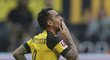 Dortmundský Paco Alcácer se raduje ze svého gólu do sítě Augsburgu