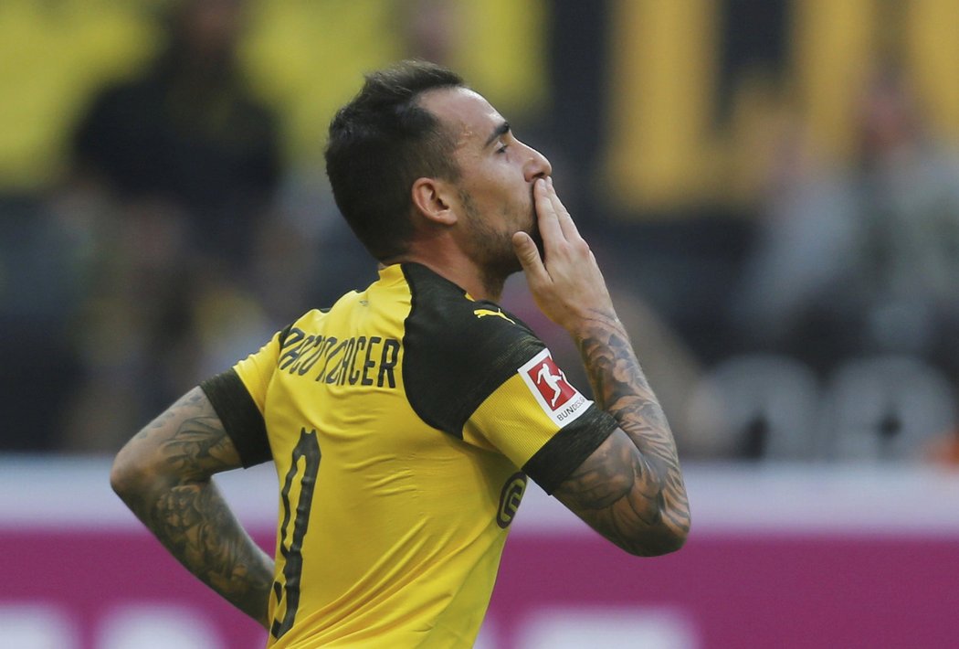 Dortmundský Paco Alcácer se raduje ze svého gólu do sítě Augsburgu