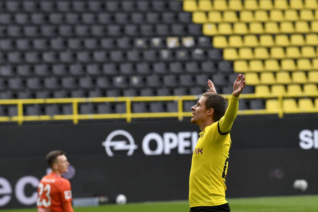 Thorgan Hazard slaví gól před prázdnými tribunami