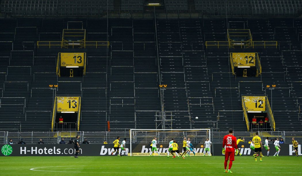 I německá bundesliga si nyní bude muset zvykat na utkání bez fanoušků...