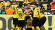Fotbalisté Dortmundu se radují z rozhodující branky proti Wolfsburgu