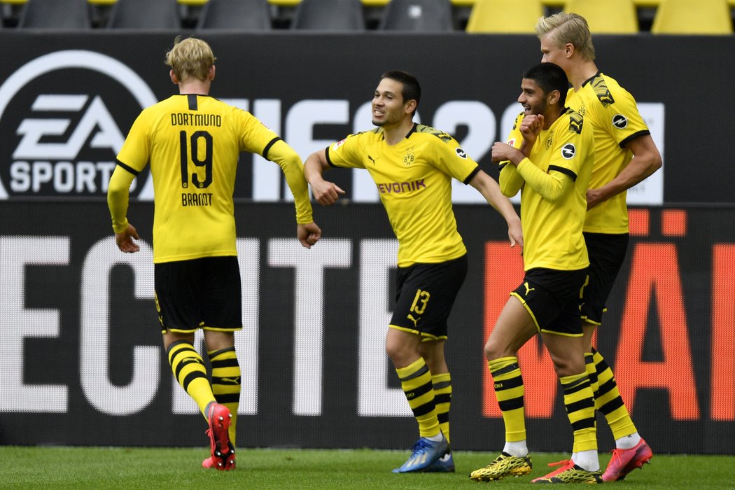 Přiťuknutím loktem slavili hráči Dortmundu trefy do sítě rivalů z Schalke