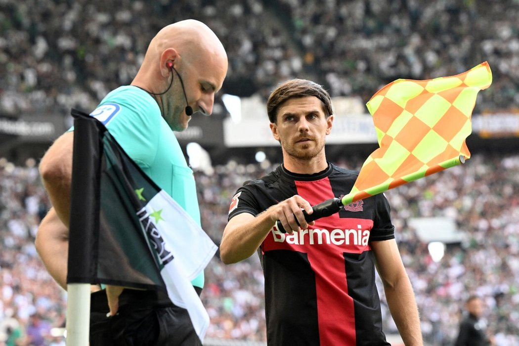Jonas Hofmann z Leverkusenu podává praporek asistentovi rozhodčího