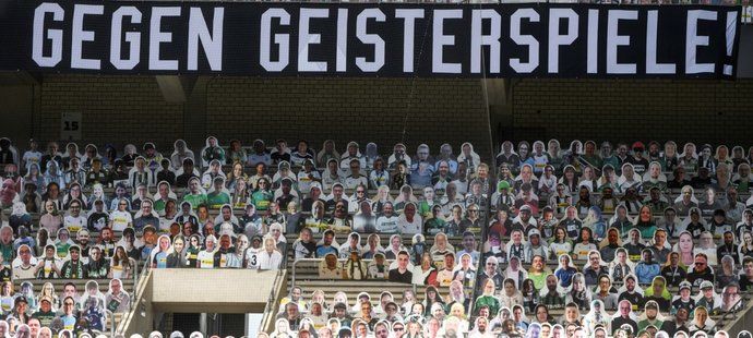 Proti zápasům duchů. Transparent v prázdném hledišti Borussia Mönchengladbach