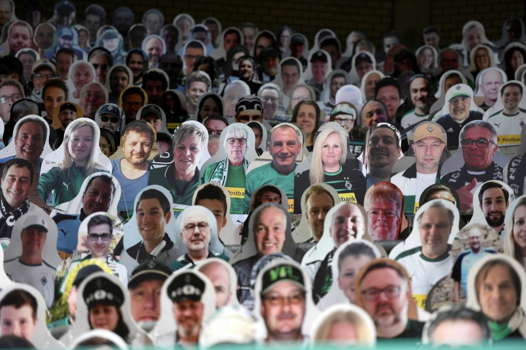 Borussia Mönchengladbach zaplnila část tribun fotkami fanoušků