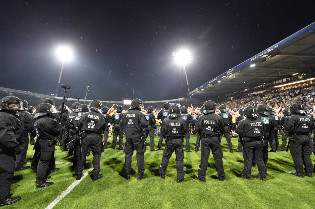 Policisté dohlížejí na oslavy fanoušků Wolfsburgu