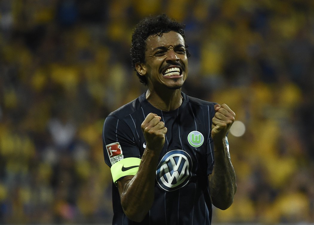 Kapitán Wolfsburgu Luiz Gustavo oslavuje výhru v baráži