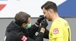 Jiřímu Pavlenkovi lékař Brém zastavuje krvácení z nosu v zápase s Freiburgem