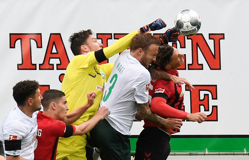 Jiří Pavlenka vyboxovává míč od branky Brém v zápase s Freiburgem