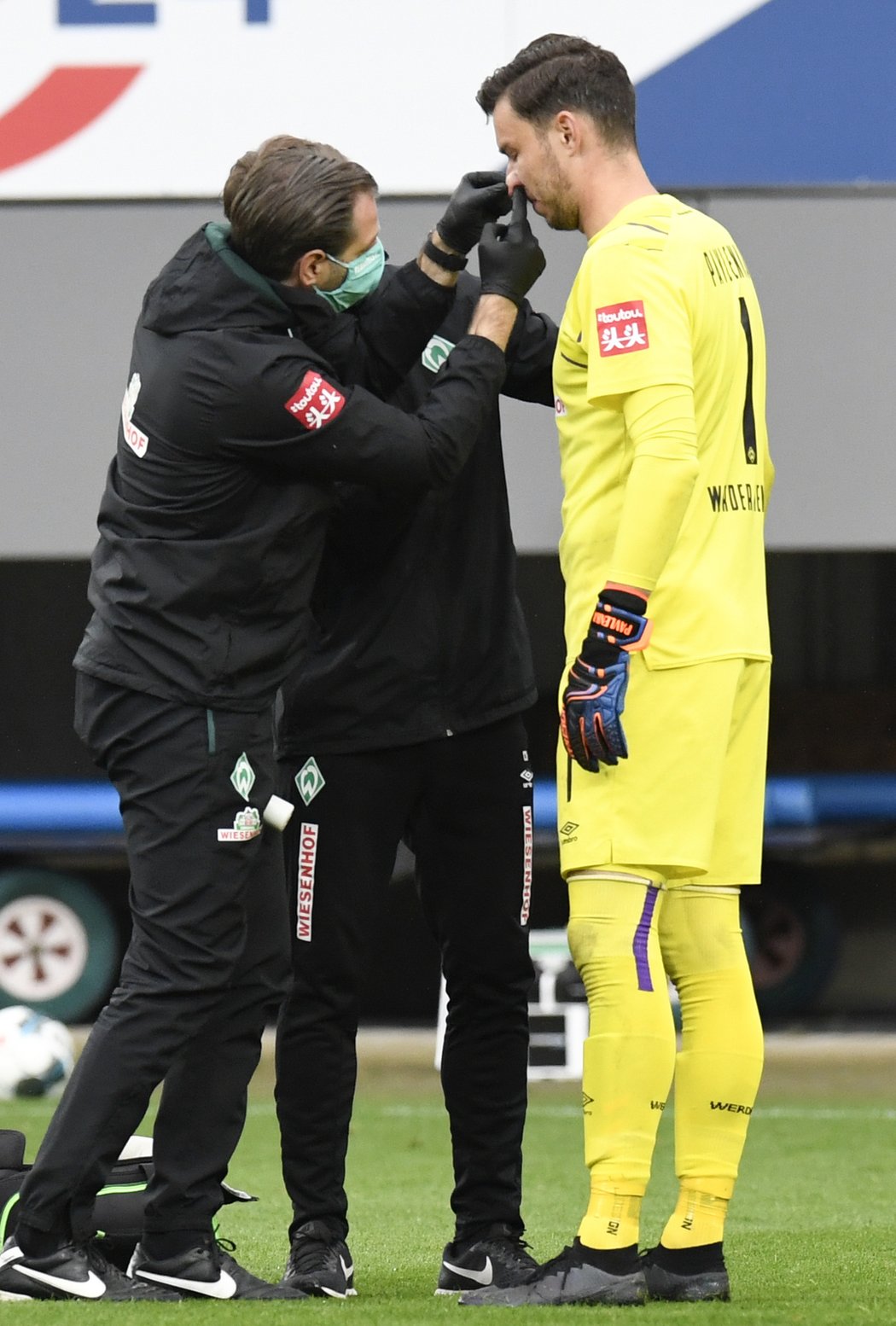 Jiřímu Pavlenkovi lékař Brém zastavuje krvácení z nosu v zápase s Freiburgem