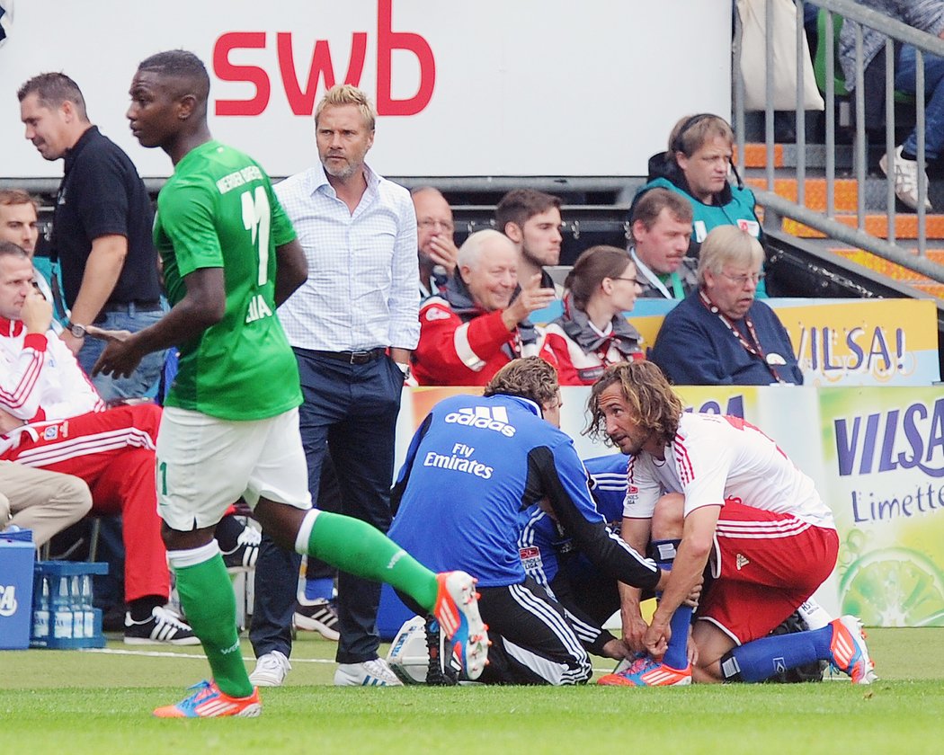 Jiráček byl zkraje zápasu Hamburku s Brémami ošetřován kvůli problémům s kolenem