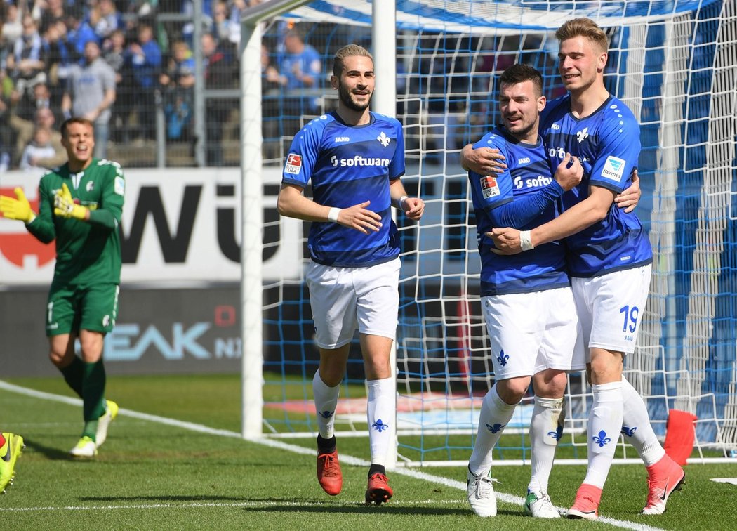 Darmstadt je poslední, ale po třetí výhře v řadě drží malou naději na záchranu