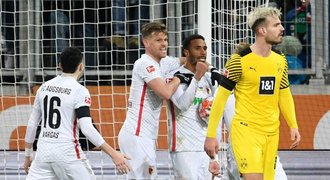 Dortmund klopýtl v boji o titul, obral ho Augsburg. Češi byli jen na lavičce