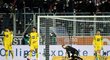 Zklamaní hráči Borussie po inkasované gólu v Augsburgu