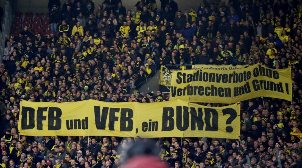 Fanoušci bundesligové Borussie Dortmund při utkání se Stuttgartem