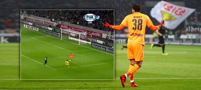 Gólman Borussie Dortmund Roman Burki udělal v utkání se Stuttgartem velkou chybu