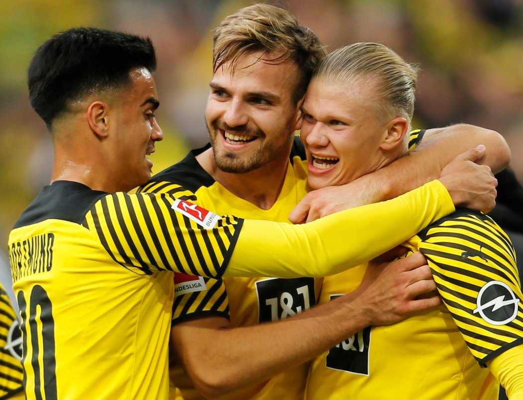 Radost fotbalistů Dortmundu a jejich elitního střelce Erlinga Haalanda z branky proti Mohuči