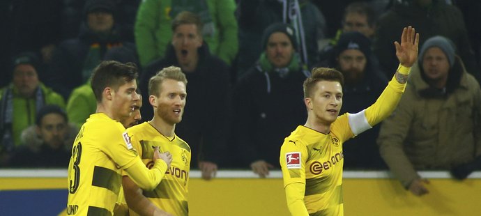 Dortmundský kapitán Marco Reus se raduje ze své první branky po návratu po zranění