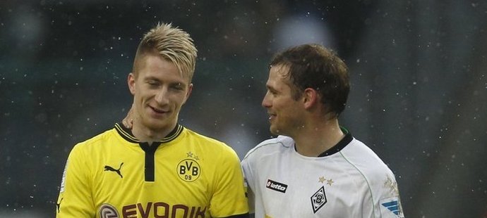 Roel Brouwers a Tony Jantschke (vpravo) z Mönchengladbachu po zápase proti Dortmundu, uprostřed Marco Reus